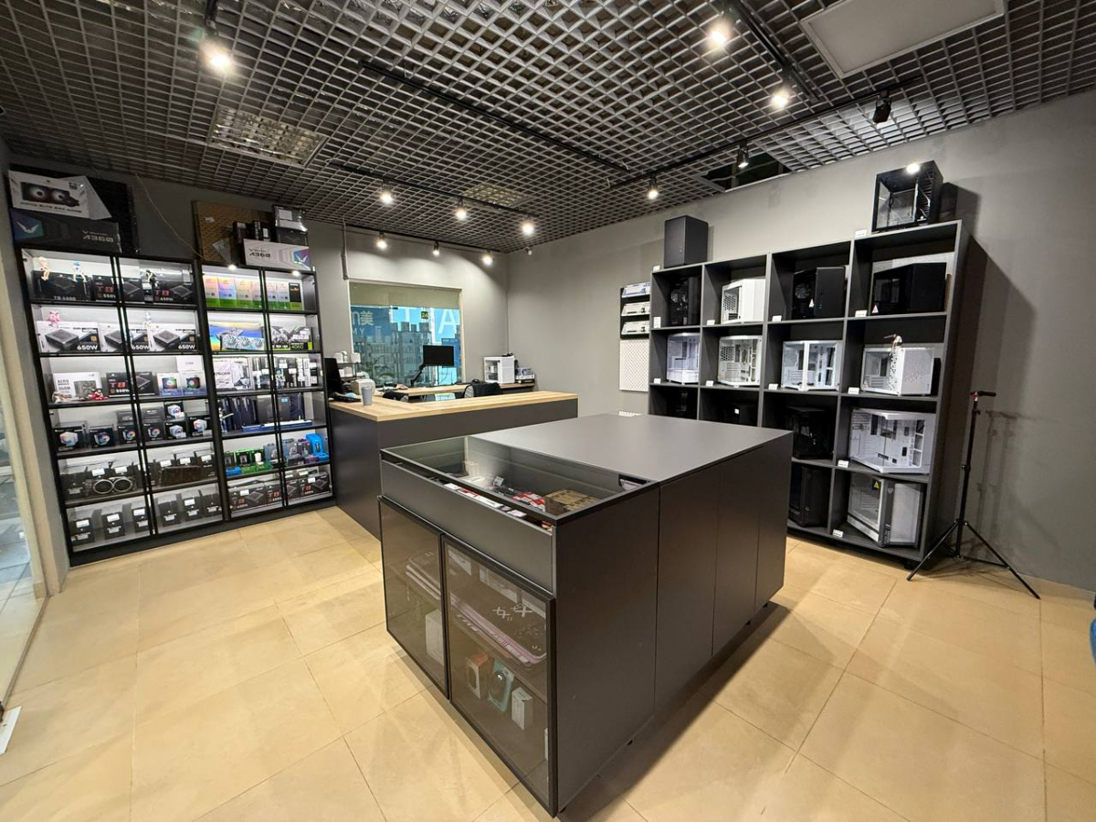 Commercial retail display shelving